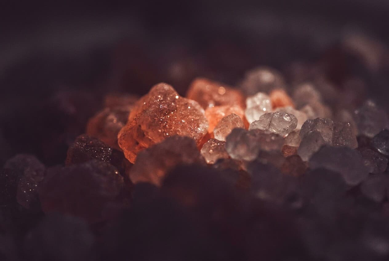 Makroaufnahme glühender Himalaya- und Meersalz-Kristalle