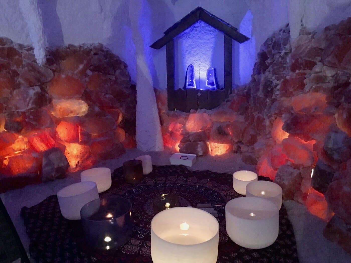 Klangschalen-Meditation mit Kerzen in der Salzgrotte